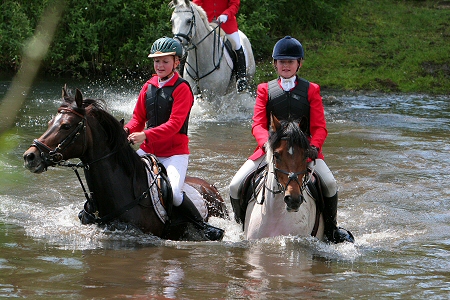 2 ungdomsryttere gennem vandet - Billede fra jagten på Stenvængegård 2007